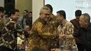 Ketua KPU Arief Budiman bersama Ketua Bawaslu Abhan saat tiba menghadiri rapat pleno Rekapitulasi Daftar Pemilih Tetap Hasil Perbaikan (DPTHP) di Kantor KPU RI, Jakarta, Minggu (16/9). (Merdeka.com/Iqbal S. Nugroho)
