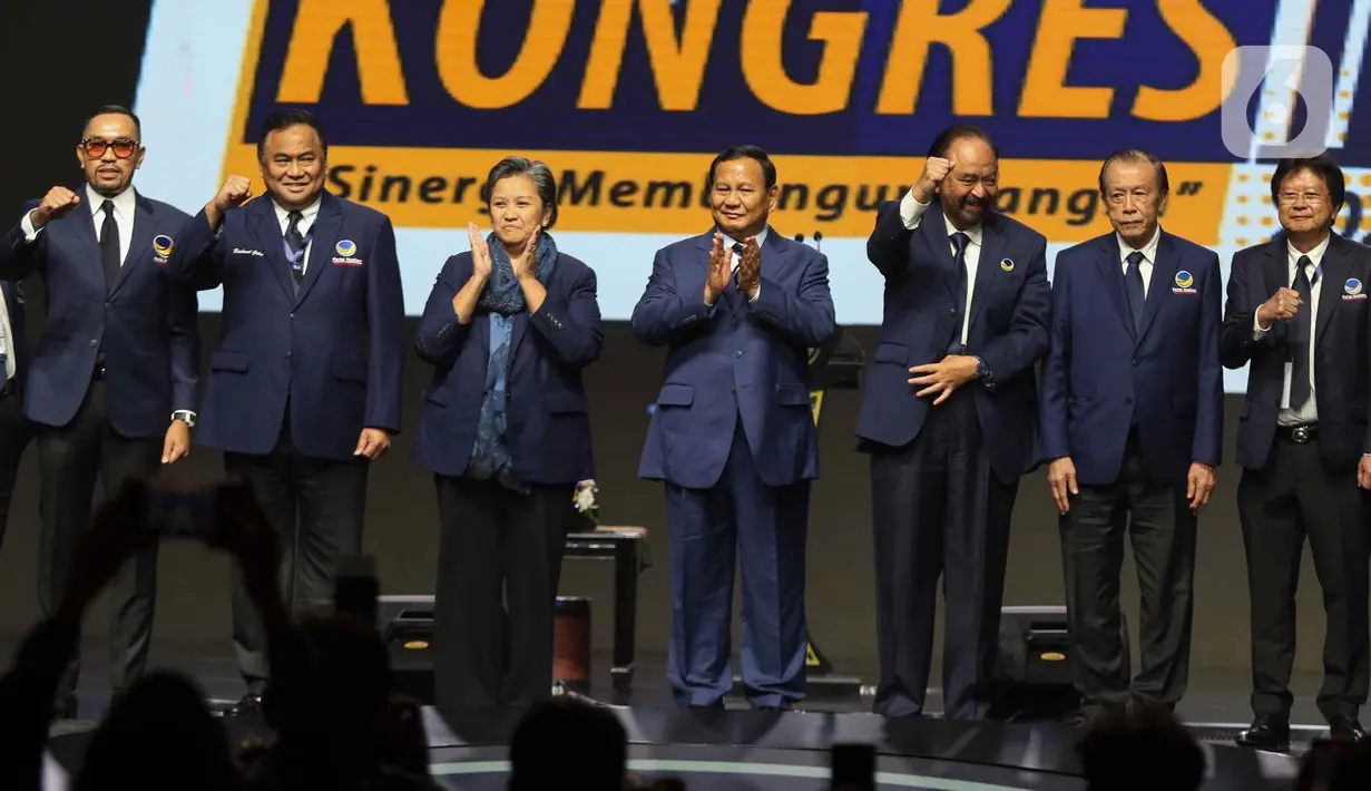 Ketua Umum Partai NasDem Surya Paloh dan Presiden terpilih Prabowo Subianto berfoto Bersama saat Penutupan Kongres III Partai NasDem di Jakarta Convention Center (JCC), Senayan, Jakarta, Selasa (27/8/2024). (Liputan6.com/Herman Zakharia)