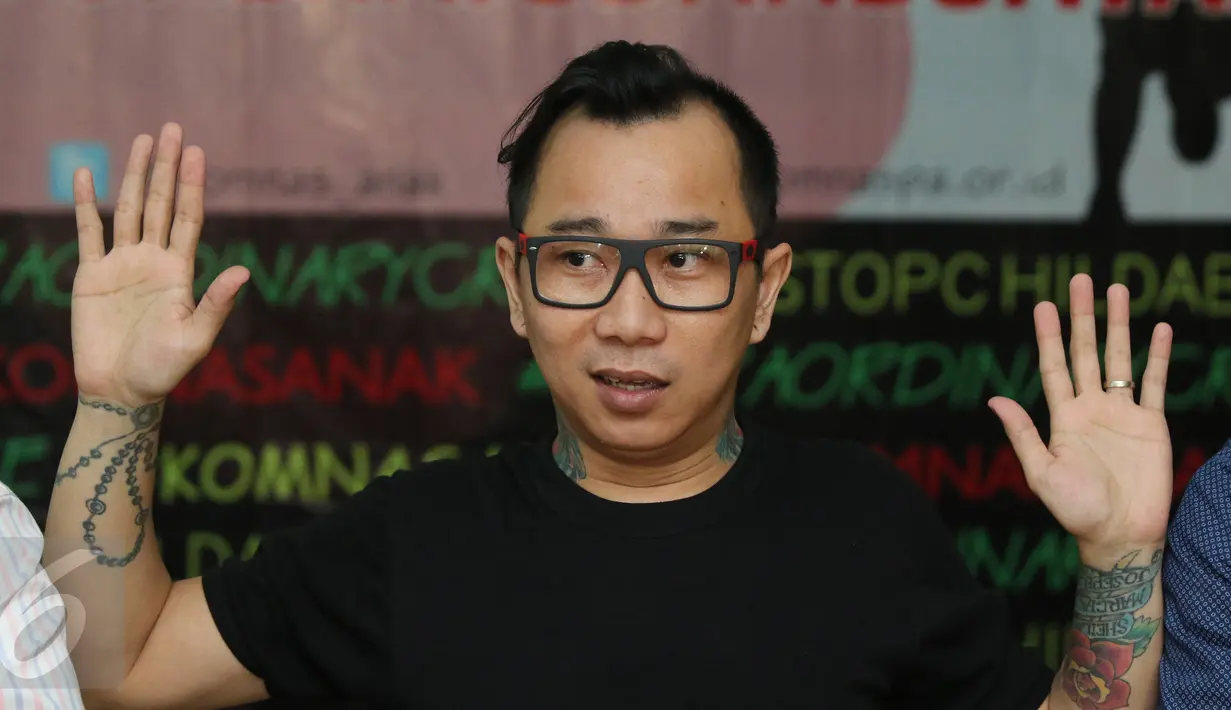 Kiki Mirano memberikan keterangan pers saat memenuhi panggilan Komnas Perlindungan Anak, Jakarta, Kamis (28/4). Pemanggilan Kiki Mirano untuk memberikan penjelasan terkait laporan istrinya, Sheila Marcia beberapa waktu lalu. (Liputan6.com/Herman Zakharia)