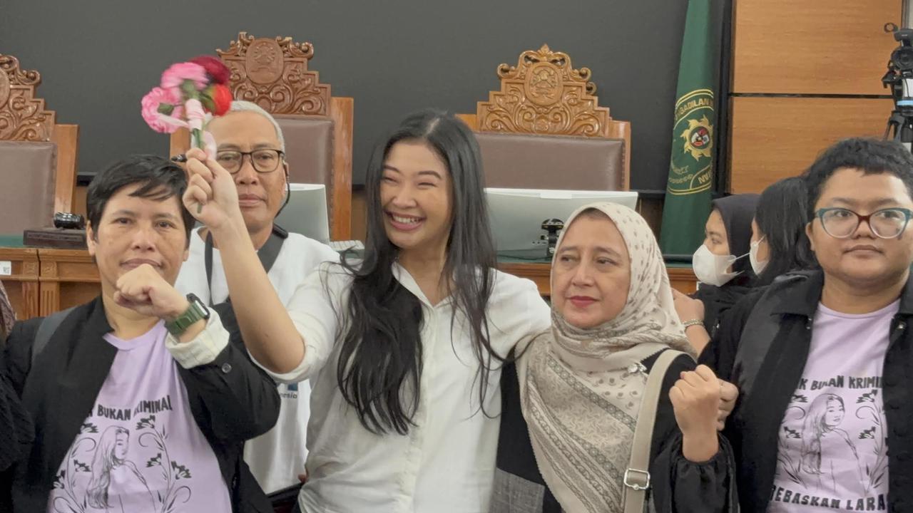 Tangis Bahagia Laras Usai Diputuskan 6 Bulan tanpa Masuk Penjara
