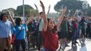 Peserta melakukan tarian Flashmob dalam kegiatan Pawai Tolak Plastik Sekali Pakai di Lapangan Aspirasi Monas, Jakarta, Minggu (21/7/2019). Pawai bebas plastik ini akan menjadi aksi terbesar di Indonesia untuk menolak penggunaan plastik sekali pakai. (Liputan6.com/Immanuel Antonius)
