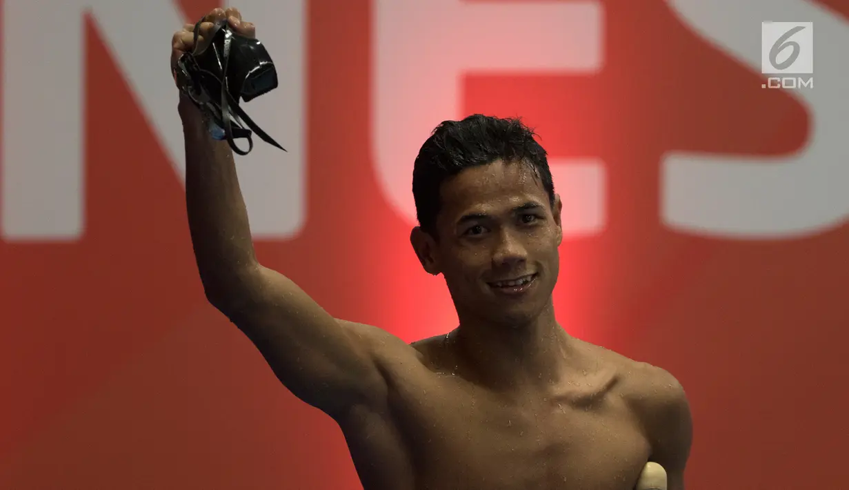 Perenang Indonesia, Jendi Pangabean selebrasi usai menjadi yang tercepat pada Asian Para Games cabang renang nomor 100 meter gaya punggung S9 di Stadion Aquatic, Jakarta, Kamis (11/10). (Bola.com/Vitalis Yogi Trisna)