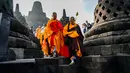 Sejumlah biksu saat berziarah ke Candi Borobudur, Magelang, Jawa Tengah, Sabtu (18/52019). Ziarah yang diikuti oleh para biksu dan umat Buddha tersebut untuk merefleksikan ajaran Sang Buddha serta menyambut Waisak 2563 BE/2019. (OKA HAMIED/AFP)