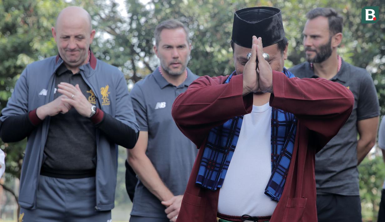 Legenda Liverpool, Gary McAllister, Jason McAteer, dan Patrik Berger menyaksikan ritual Palang Pintu di Kawasan Perkampungan Betawi Setu Babakan, Jakarta (9/9/2018). (Bola.com/Peksi Cahyo)