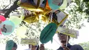 Aktivis Poros Indonesia Muda melakukan aksi pelepasan balon bertempelkan gambar politisi muda Indonesia di Gedung KPU, Jakarta, Rabu (1/8). Mereka berharap Pemilu 2019 mendapatkan pilihan yang membawa aspirasi kaum muda. (Liputan6.com/Helmi Fithriansyah)