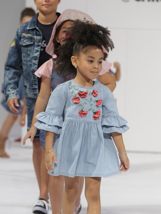 Para model cilik berjalan di atas catwalk membawakan koleksi True Religion pada saat petitePARADE di Children's Club di Jacob Javitz Center di New York City (6/8). (JP Yim / Getty Images untuk petitePARADE / AFP)