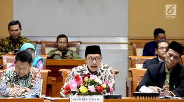 Menteri Agama Lukman Hakim Saifuddin (tengah) saat raker dengan Komisi VIII DPR di Gedung DPR, Jakarta, Kamis (16/5/2019). Rapat membahas kebijakan Rancangan Peraturan Pemerintah tentang Jaminan Produk Halal dan revisi Biaya Penyelenggaraan Ibadah Haji (BPIH) 1440 H/2019 M. (Liputan6.com/JohanTallo)