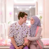 Seperti potret ini, keduanya tampil kompak kenakan busana nuansa pink dan ungu pastel.