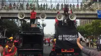 Massa demonstran dari berbagai elemen menggelar aksi long march dari Bundaran HI menuju ke depan Istana Merdeka. (Radityo Priyasmoro/Liputan6.com)