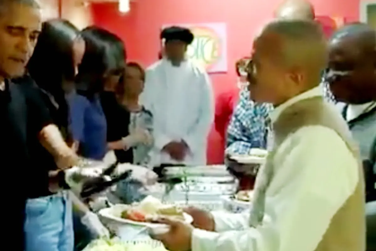 [Bintang] Obama Jadi Pelayan Saat Bagikan Menu Buka Puasa di Gedung Putih?
