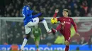 Penyerang Liverpool, Roberto Firmino berebut bola dengan pemain Everton, Abdoulaye Doucoure selama pertandingan lanjutan Liga Inggris di stadion Anfield di Liverpool, Inggris, Selasa (14/2/2023). Everton ada di urutan ke-18 atau zona degradasi dengan 18 poin dari 22 pertandingan. (AP Photo/Jon Super)