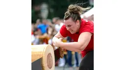 Ekspresi Nerea Sorondo saat memotong batang pohon dengan "tronza" saat kejuaraan olahraga pedesaan di festival San Fermin yang dihelat di Pamplona, Spanyol Utara, (8/7/2014). (AFP PHOTO/Ander Gillenea)