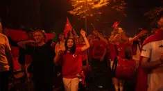 Para penggemar sepak bola Turki merayakan kemenangan tim mereka di Euro 2024, Hamburg, Jerman, Kamis dini hari, 27 Juni 2024. (AP Photo/Sunday Alamba)