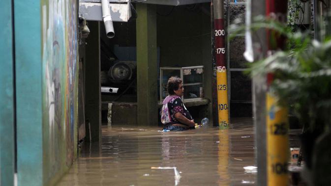 Banjir Mulai Meninggi hingga 135 Cm di Kampung Melayu, Warga Bertahan ke Lantai 2