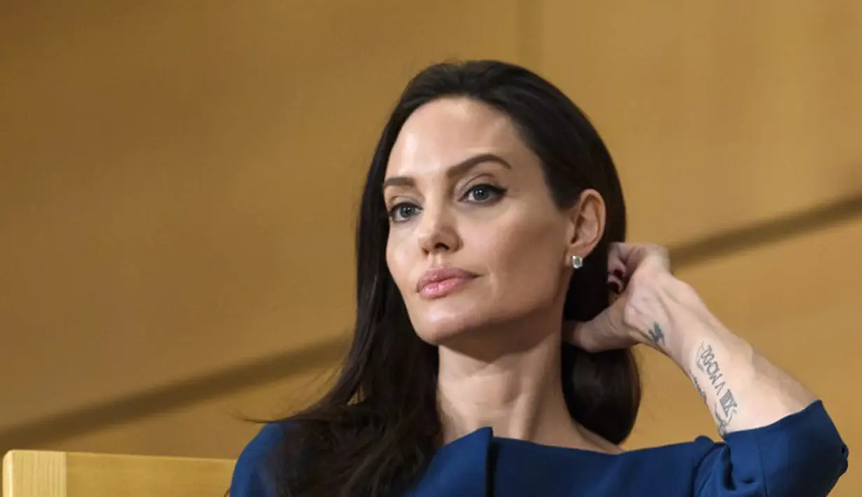 Sebagai orang yang menggugat cerai pertama kali, bukan berarti Angelina Jolie tidak merasa sedih. Ia juga mengalami sedih dan masa-masa sulit pasca berpisah dari Brad Pitt. Terlebih soal mengurus anak-anak. (AFP/Bintang.com)
