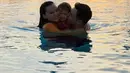 Sejumlah foto di kolam renang diunggah Asmirandah di medsos. Kali ini tanpa status teks panjang lebar karena foto telah menceritakan segalanya. Aktris kelahiran Jakarta, 5 Oktober 1989 menulis status teks, “Family time.” Asmirandah membubuhkan emotikon hati dan tagar serupa dengan caption. Sejumlah sahabat mengirim tanda hati di kolom komentar.  (Foto: Dok. Instagram @asmirandah89)