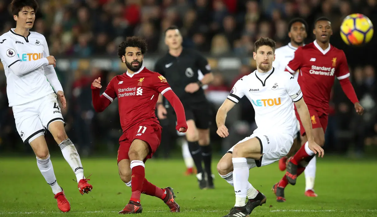 Pemain Liverpool, Mohamed Salah melakukan tendangan ke gawang Swansea City dalam lanjutan Premier League di Stadion Liberty, Selasa (23/1). Hasil negatif dituai Liverpool usai takluk dari Swansea City dengan skor tipis 0-1. (Nick Potts/PA via AP)