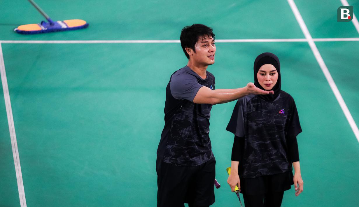 Pasangan selebritas, Rizky Billar dan Lesti Kejora meminta dukungan kepada penonton saat bertanding melawan pasangan Raffi Ahmad dan Nagita Slavina pada laga bulu tangkis Turnamen Olahraga Selebriti Indonesia (TOSI) di GOR UNJ, Jakarta, Minggu (16/07/2023). Pasangan Rizky dan Lesti menang dua set langsung atas pasangan Raffi dan Gigi dengan skor 21-12, 21-10. (Bola.com/Bagaskara Lazuardi)