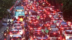 Suasana arus lalu lintas di Jalan TB Simatupang Jakarta Selatan saat sore hari, Rabu (20/8/2025). (KapanLagi.com/Budy Santoso)