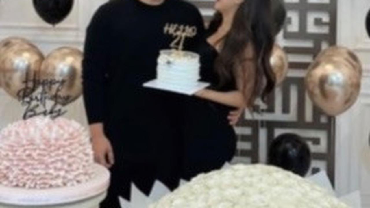 Rizki juga terlihat hadir di momen pesta ulang tahun Beby Tsabina. Keduanya terlihat mesra.