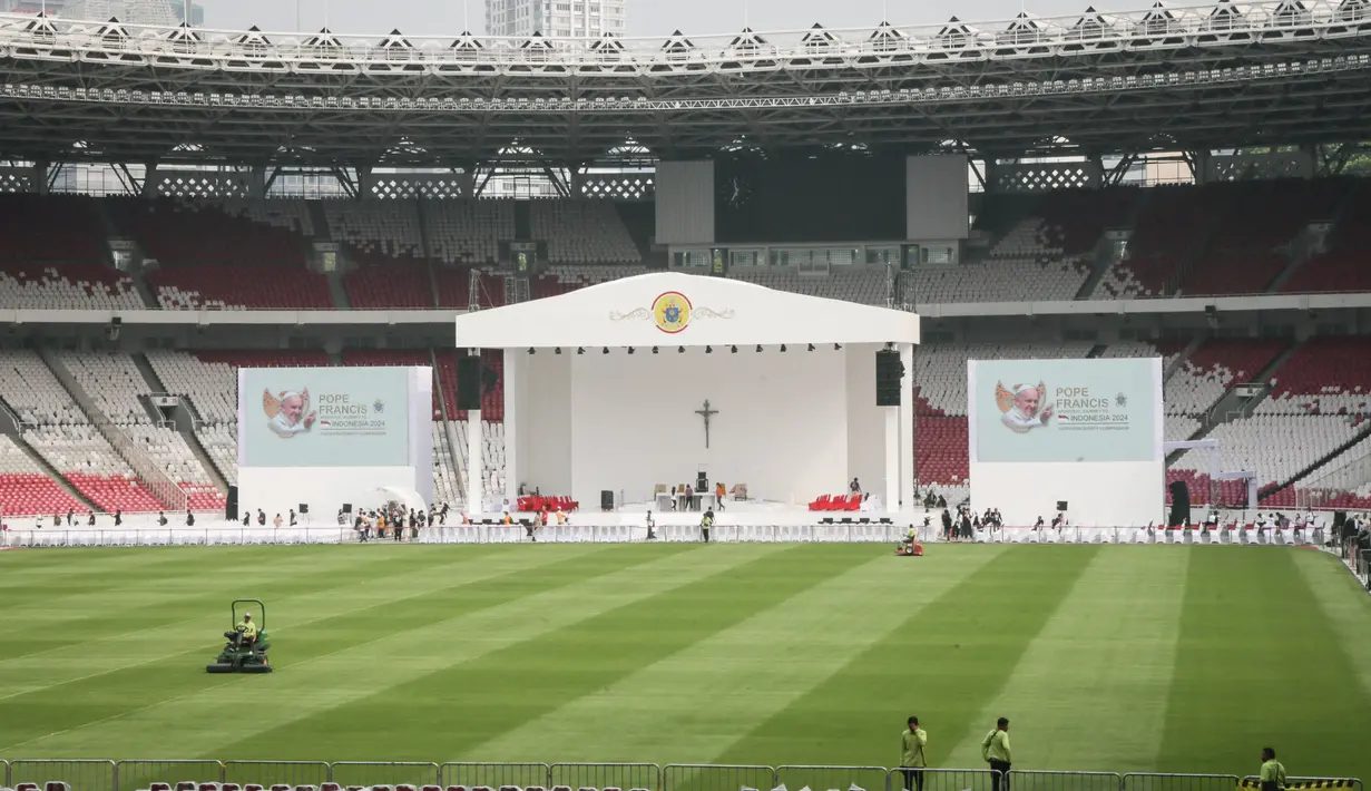 Panggung utama dipasang untuk misa kudus yang akan dipimpin oleh Paus Fransiskus di Stadion Utama Gelora Bung Karno (SUGBK), Jakarta, pada Selasa 3 September 2024. (ADITYA AJI/AFP)