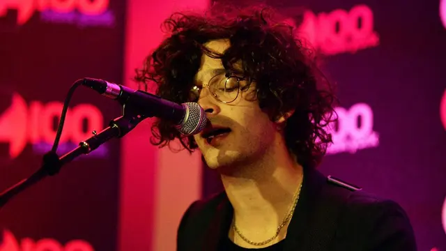 Mengenal Sosok Matty Healy, Vokalis The 1975 yang Dikabarkan Jadi Pacar Baru Taylor Swift