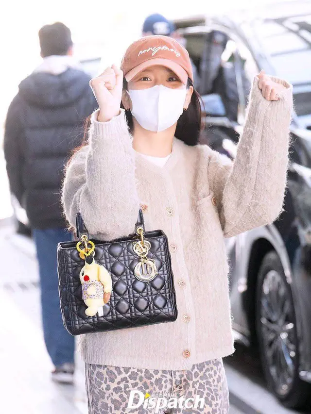 Jisoo BLACKPINK Tampil Kasual Manis dengan Tas Lady Dior dan Gantungan Pikachu Batik Usai Konser “DEADLINE” di Jakarta