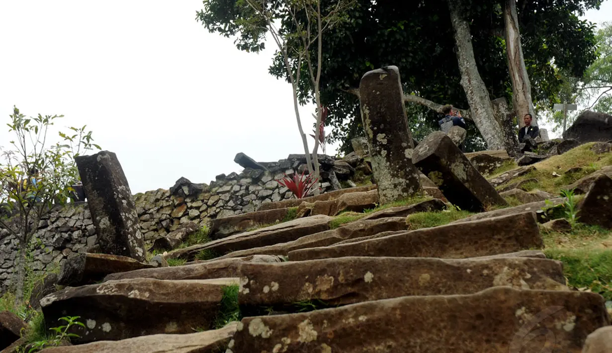 Dua batu berdiri (menhir) yang ada jelang teras pertama situs Gunung Padang diyakini sebagai pintu pembuka lawang dan memiliki cerita tersendiri, Cianjur, Jawa Barat, (20/9/2014). (Liputan6.com/Helmi Fithriansyah)