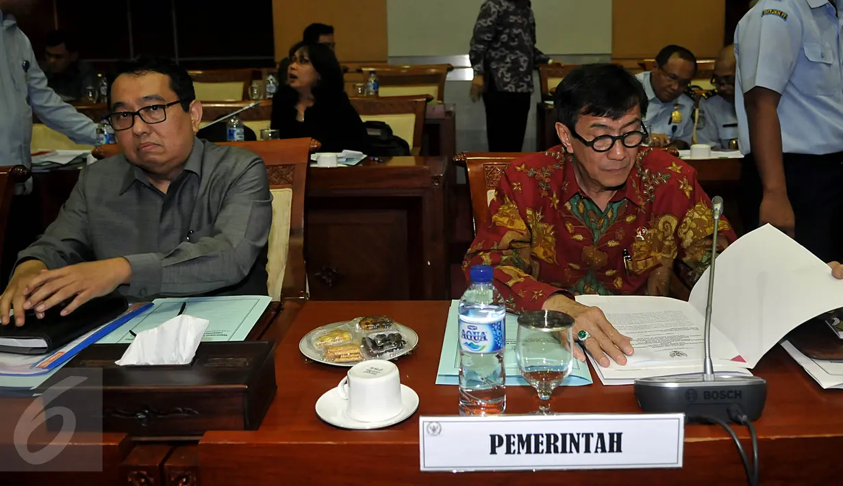 MenkumHAM Yasonna Laoly saat mengikuti Rapat Kerja dengan Komisi I DPR di  Jakarta, Selasa (13/10). Rapat itu membahas RUU tentang pengesahan perjanjian bantuan timbal balik dalam masalah pidana antara Indonesia dan Vietnam. (Liputan6.com/Johan Tallo)