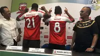 Madura United memperkenalkan dua pemain asing baru, Mamadou Samassa (Prancis) dan Milad Zeneyedpour (Iran), Jumat (3/8/2018). (Bola.com/Aditya Wany)