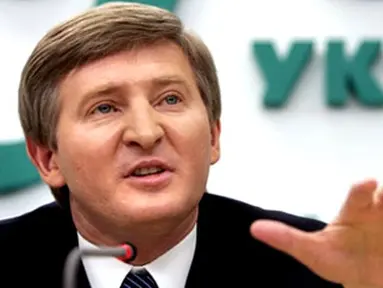 A multi-billionaire and top leader of the Regions Party, Rinat Akhmetov, speaks during his first press conference in Kiev 30 March 2006 since the weekend legislative elections. AFP PHOTO / SERGEI SUPINSKY 
