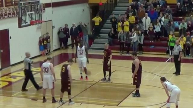 Lemparan dramatis di sisa waktu 3 detik berhasil membawa timnya meraih kemenangan secara dramatis pada kompetisi basket antar SMA di Amerika Serikat.