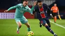 Penyerang PSG, Neymar, berebut bola dengan bek Angers, Antonin Bobichon, pada laga lanjutan Liga Prancis di Parc des Princes, Sabtu (3/10/2020) dini hari WIB. PSG menang 6-1 atas Angers. (AFP/Franck Fife)