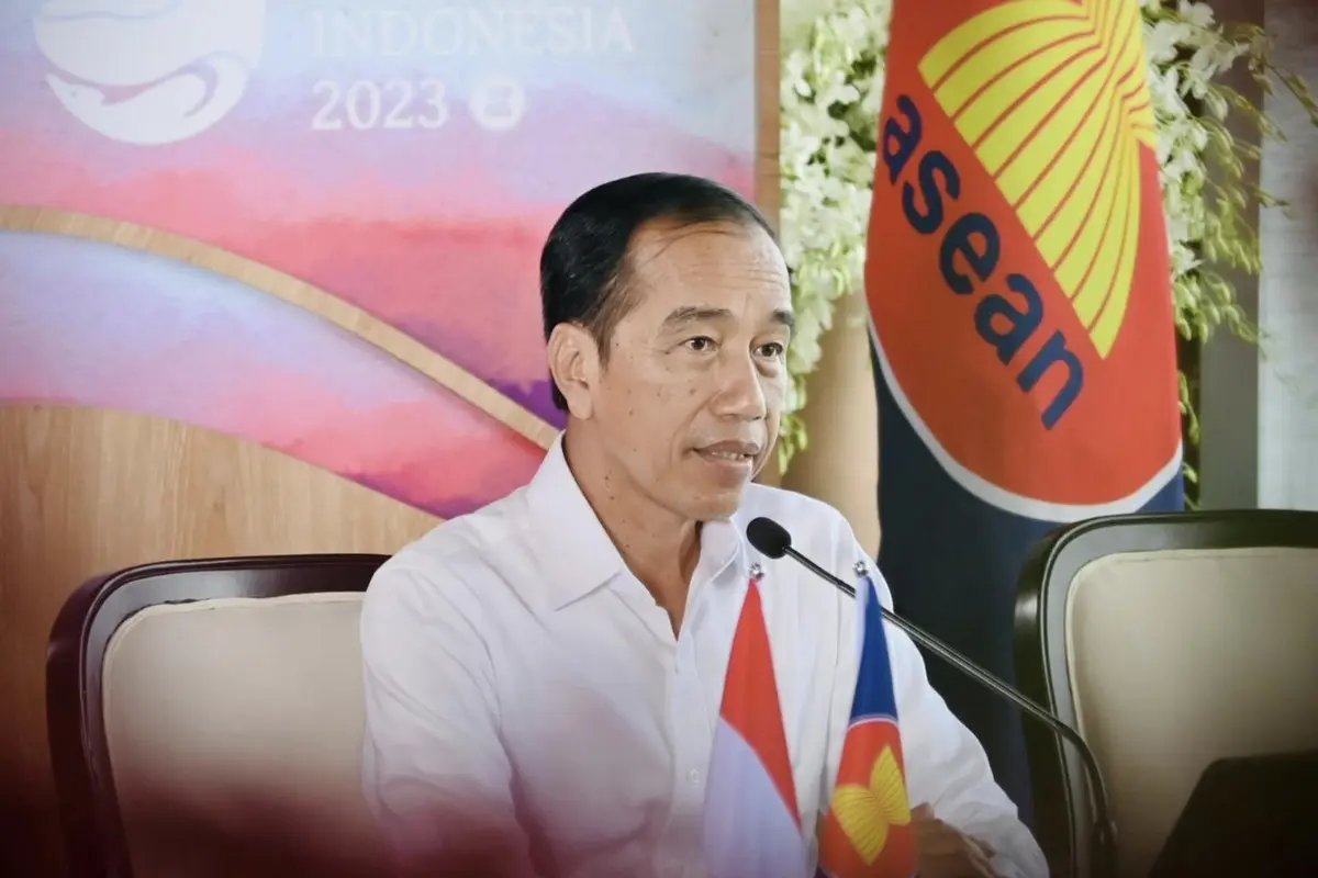 Presiden Jokowi dalam konferensi pers  dimulai di Hotel Meruorah, Kabupaten Manggarai Barat, Provinsi Nusa Tenggara Timur jelang KTT ke-42 ASEAN 2023, Senin (8/5/2023). (Foto: Kemlu RI)