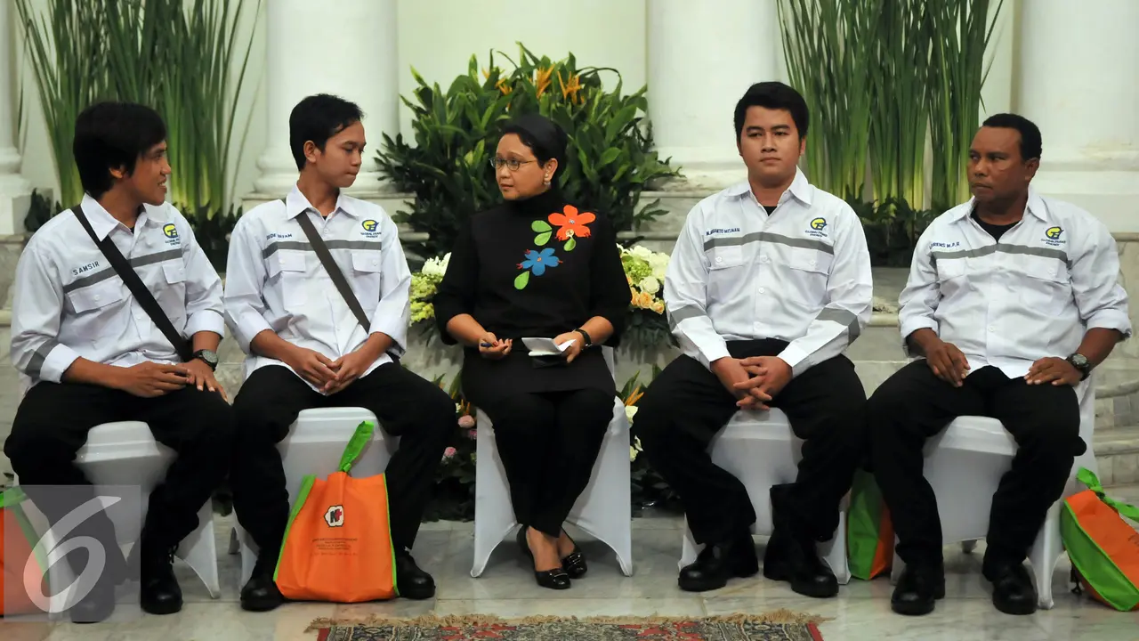 20160513- Menlu Retno Serahkan 4 ABK Sandera Kepada Keluarga-Jakarta- Johan Tallo
