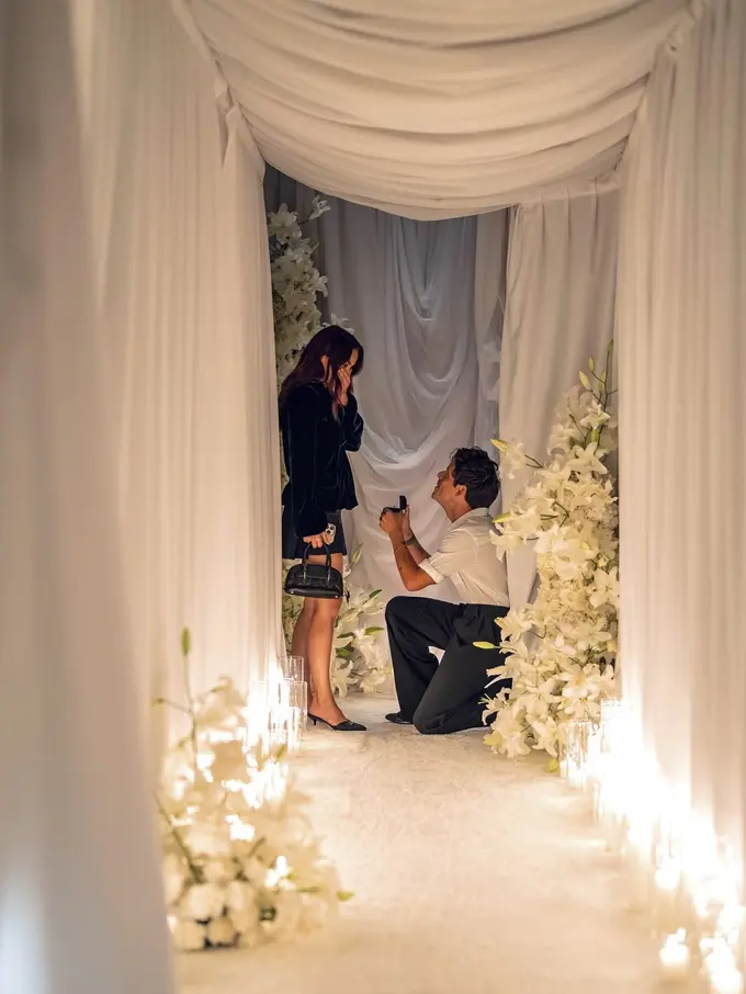 Potret Camila Mendes Resmi Dilamar Sahabat Terdekat, Tampil Anggun dengan Crop Blazer dan Mini Skirt Hitam