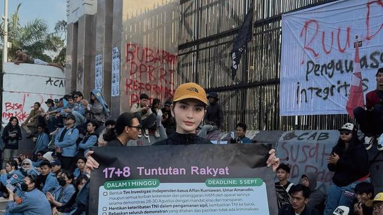 6 Potret Debi Sagita Turun ke Jalan Ikut Demo Gaungkan '17+8 Tuntutan Rakyat'