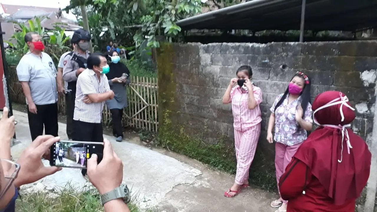 Pemandu Lagu asal Sukabumi meninggal dunia di Banjarnegara, pemulasaran jenazah dengan protokol Covid-19. (Dok. Pemkab Banjarnegara, Liputan6 com/Galoeh Widura).