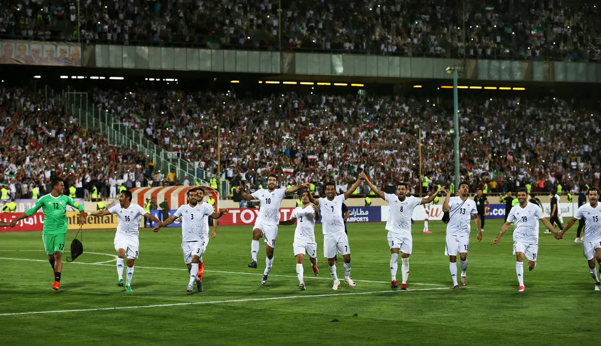 Pemain timnas Iran berselebrasi usai mengalahkan Uzbekistan 2-0 dalam kualifikasi Grup A zona Asia di Stadion Azadi, Senin (12/6). Iran menjadi negara Asia pertama yang berhasil memastikan tempat di putaran final Piala Dunia 2018. (AP Photo/Vahid Salemi)
