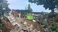 Fondasi Terkikis Aliran Sungai, Rumah di Sukabumi Ambruk