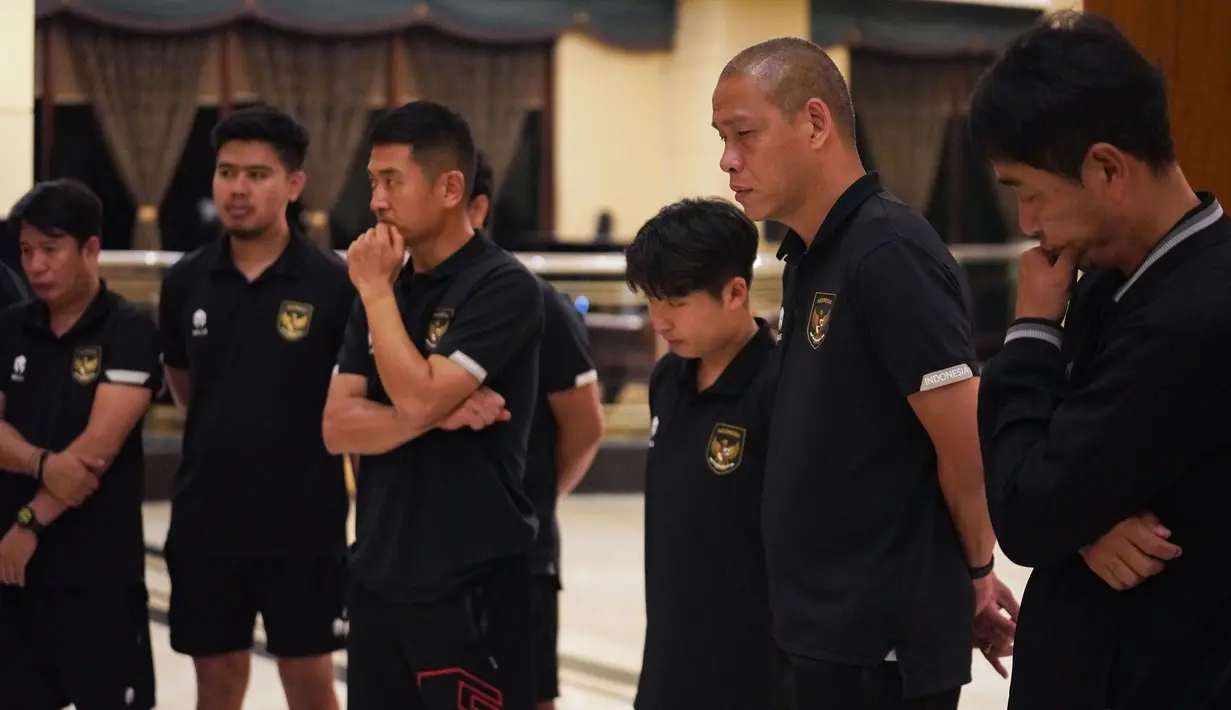<p>Reaksi kecewa asisten pelatih Timnas Indonesia U-20, Nova Arianto (kanan kedua) setelah FIFA membatalkan Indonesia sebagai tuan rumah Piala Dunia U-20 2023 pada Rabu (29/03/2023) malam WIB. (Dok. PSSI)</p>