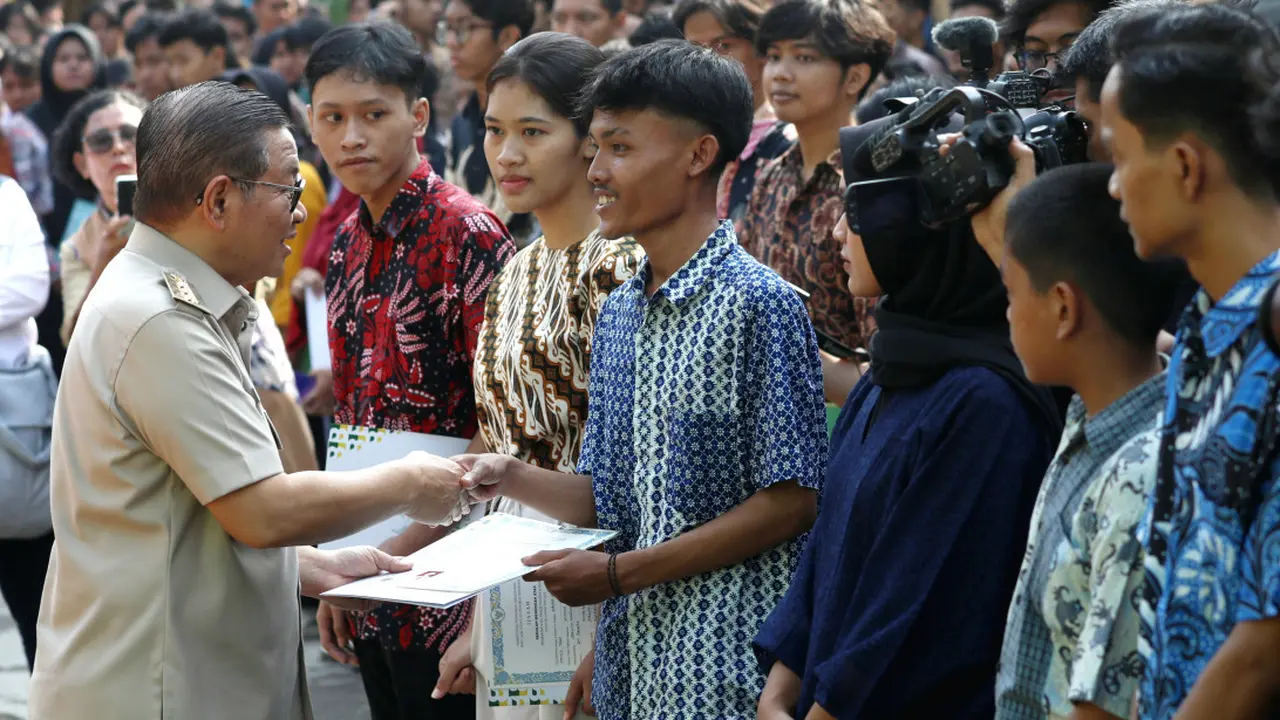 Ribuan Siswa DKI Jakarta Rasakan Manfaat Program Pemutihan Ijazah