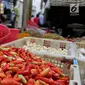 Harga cabai rawit merah mengalami kenaikan harga sebesar Rp 20 ribu hingga Rp 30 ribu per kilogram. Jika sebelumnya dijual Rp 30 ribu hingga Rp 35 ribu, kini harga cabai berkisar Rp 55 ribu hingga Rp 60 ribu per kilogram. (Liputan6.com/Angga Yuniar)