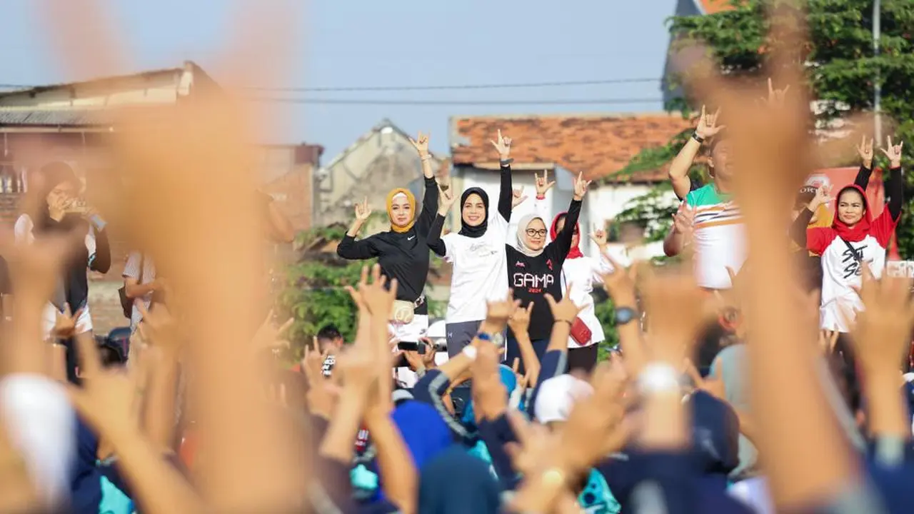 Siti Atikoh Supriyanti memulai safarinya di Surabaya dengan menyapa warga dan senam bersama. Ratusan emak-emak tumplek di Lapangan Bok Abang, Jalan Banyu Urip, Surabaya, Rabu (20/12) (Istimewa)