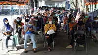 Ratusan warga tengah mengantri mengikuti vaksinasi yang digelar Sentra Vaksinasi Garut di Pendopo Kabupaten Garut, Jawa Barat. (Liputan6.com/Jayadi Supriadin)