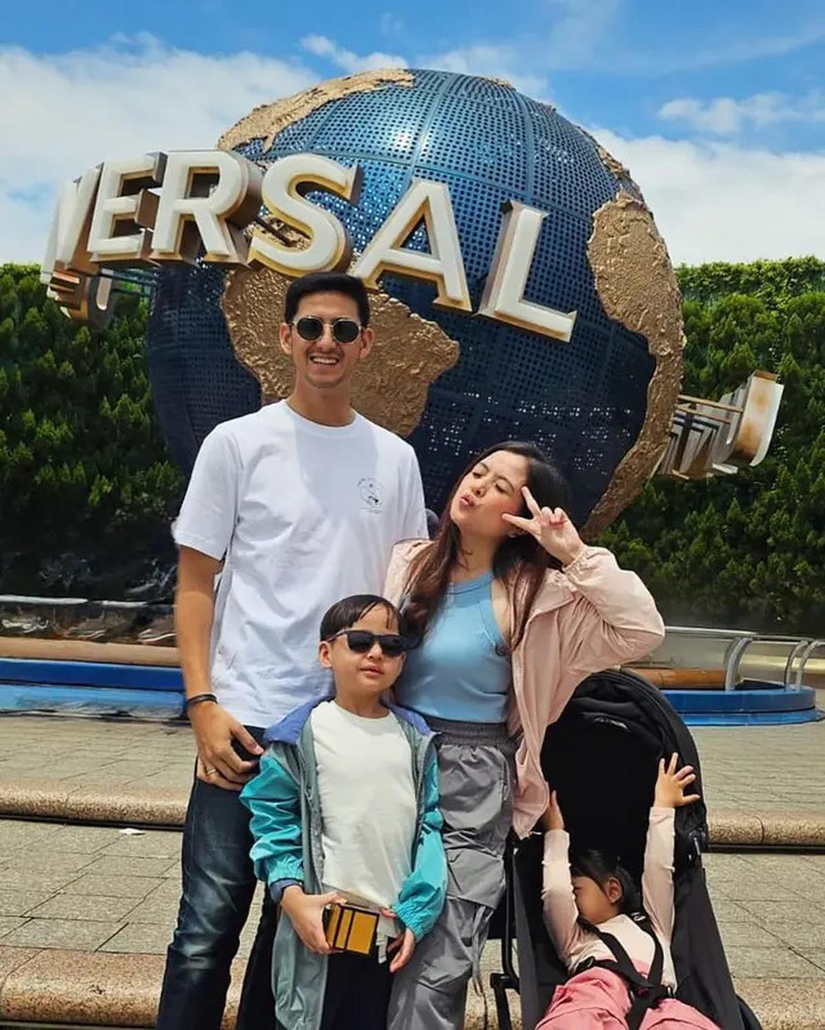 Gaya Sporty Feminin Taya Farasya Liburan Bareng Dua Toddler di Jepang, Tampil Kece dengan Tas Chanel