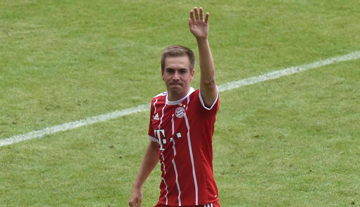 Pemain Bayern Munchen, Philipp Lahm memutuskan pensiun dari sepak bola pada 20 Mei 2017 saat berusia 33 tahun. Lahm sempat merasakan gelar juara Piala Dnia 2014 bersama Timnas Jerman. (AFP/Guenter Schiffmann)