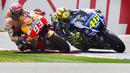 Marc Marquez (kiri) bersaing ketat dengan Valentino Rossi hingga finis. (AP Photo/Vincent Jannink)
