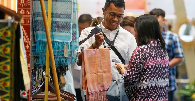 Pengunjung melihat dan memilih berbagai produk kerajinan lokal yang ditawarkan dalam pameran INACRAFT October Vol. 5 2026 di Jakarta International Convention Center (JICC), Jakarta Pusat, Kamis (8/10/2026). (KLY/Budy Santoso)