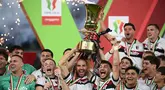 Pemain Bologna merayakan kemenangan dengan mengangkat trofi Piala Italia (Coppa Italia) usai mengalahkan AC Milan pada laga final yang digelar di stadion Olimpico, Roma, pada 14 Mei 2025 waktu setempat atau pada Kamis (15/5/2025) dini hari WIB. (Isabella BONOTTO/AFP)
